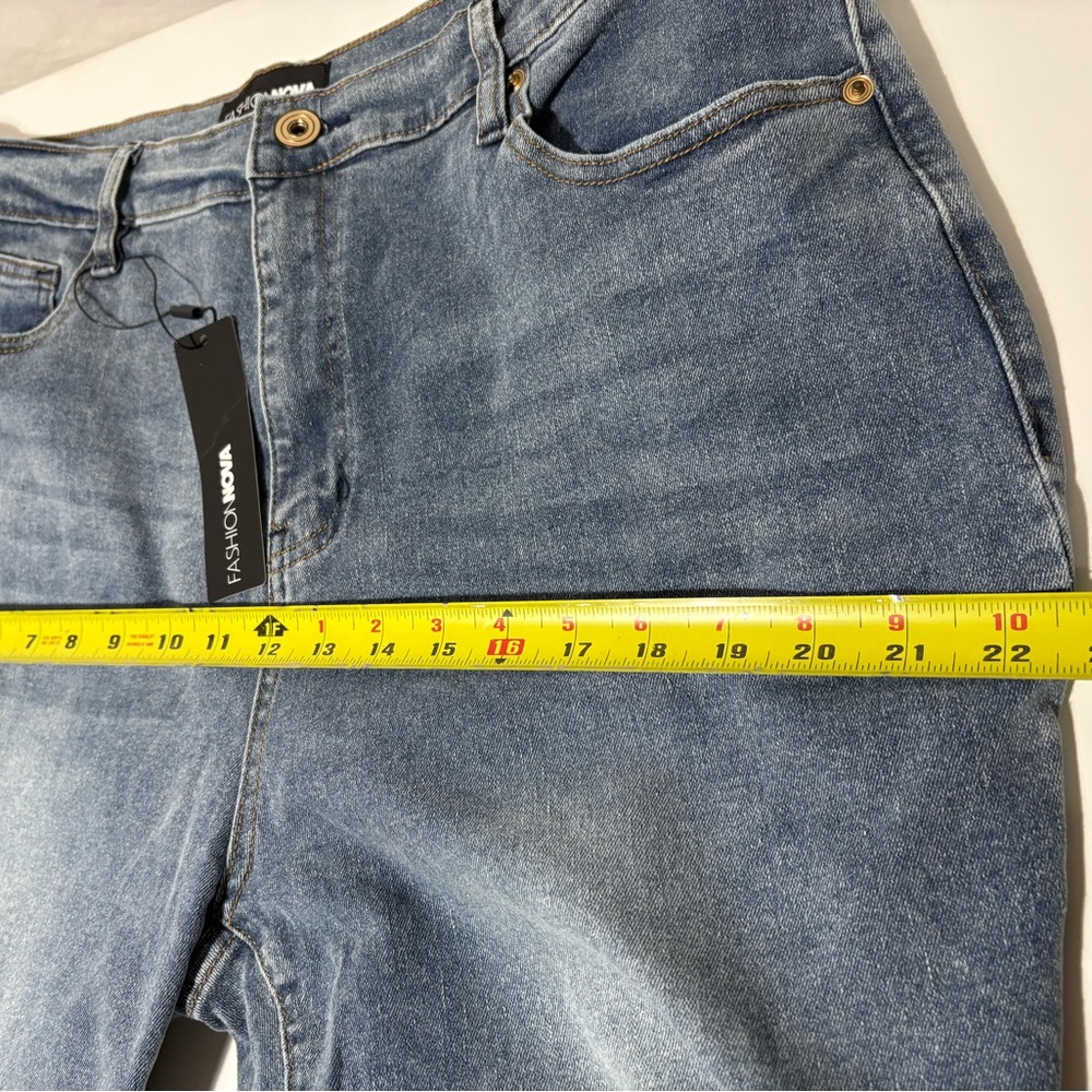 Fashion Nova NWT Plus Sz 14 Women’s Straight Leg Stretch Jeans Medium Wash - Picture 6 of 10